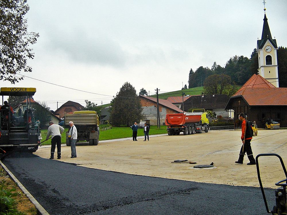 pomkocnik pri asfaltiranju